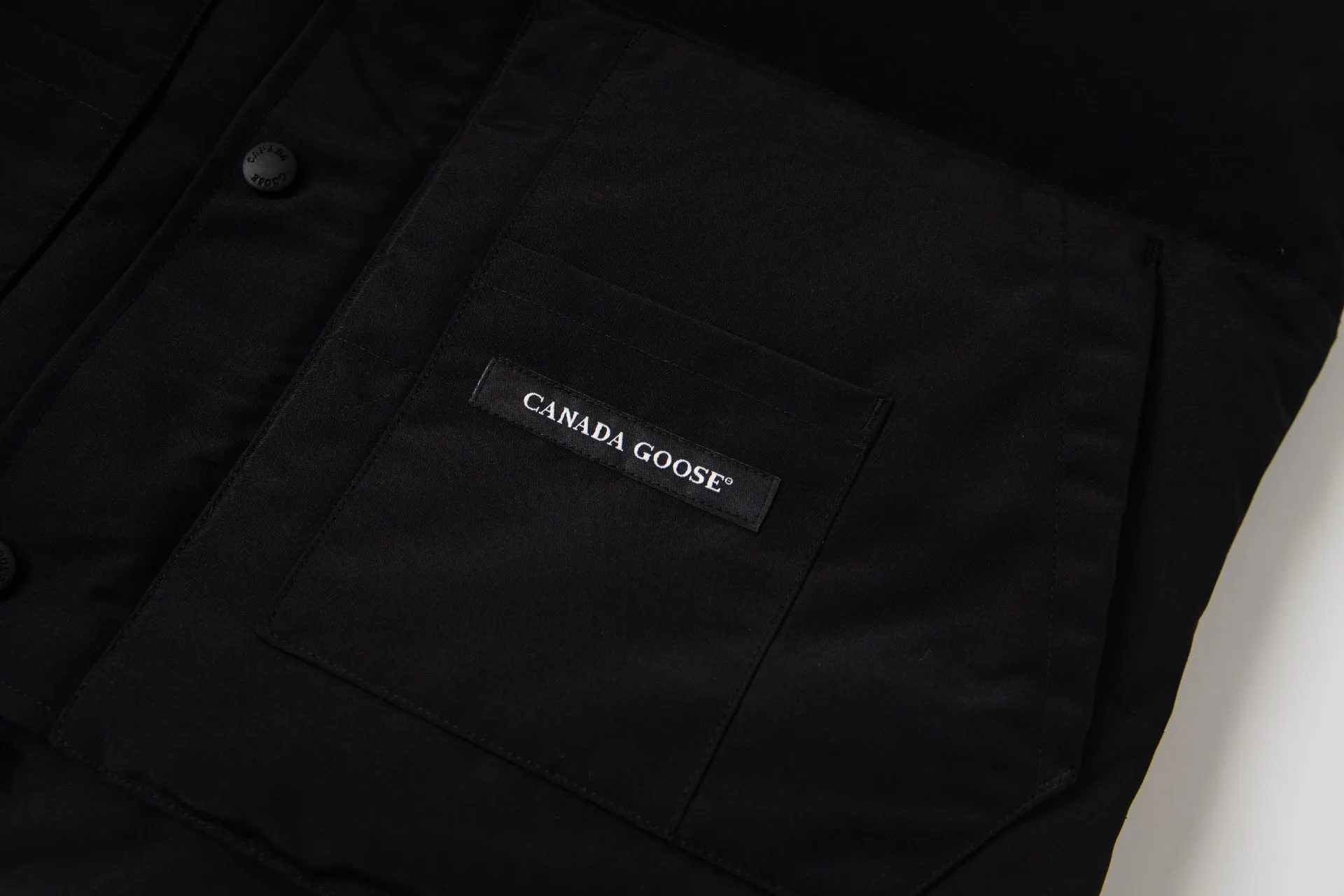 P370 Model No.: G116 Canada Goose classic down vest jacket top 1️⃣The authentic official website synchronizes the national standard 80 white duck down, never misleads such as 90 down or goose down, 100% nylon nylon lining double double-layer sealing design to prevent velvet running, the collar and pockets are made of top-grade polar fleece to keep warm and comfortable! Yoshida YKK provides original custom-made electroplated sliders. YKK two-way lockable zippers are tight and smooth and do not peel off paint! 2️⃣It is very youthful and energetic, and can be easily worn by both men and women. It is very in line with the fashion aesthetic concepts of today's young people! 3️��Full set of customized accessories, complete with three standards, same style for men and women, a must-have item for couples. Color: Black Size: XS~XXL